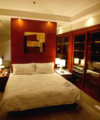 Yangtze River Tomolo Hotel (jianghan Road Branch)
