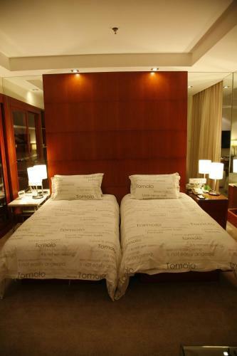 Yangtze River Tomolo Hotel (jianghan Road Branch)