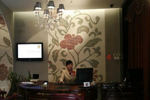 Yangtze River Tomolo Hotel (jianghan Road Branch)