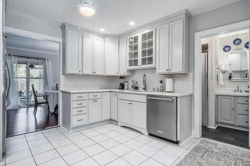 Newly Renovated Farmhouse 2 Miles From Beach!