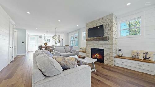 Luxurious 6 Bedroom, 6 Bath Home Only 1 Block From South Beach