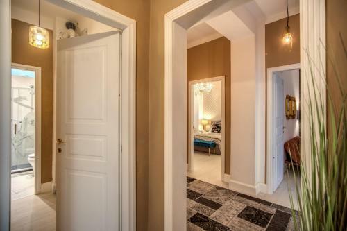 Aweshome - White Mirrors Apartment