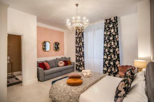 Aweshome - White Mirrors Apartment