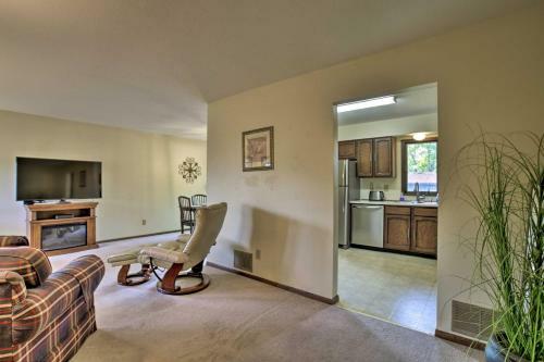 Minneapolis Home W/ Deck - 11 Mi. To Downtown