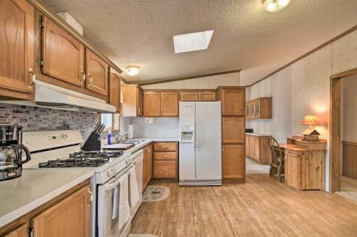 Quaint Pequot Home Less Than 1 Mi From Lake Access!