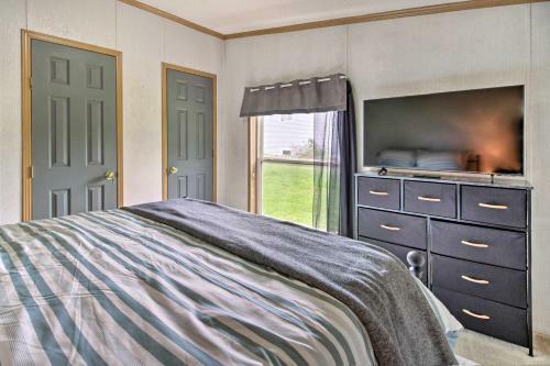 Quaint Pequot Home Less Than 1 Mi From Lake Access!
