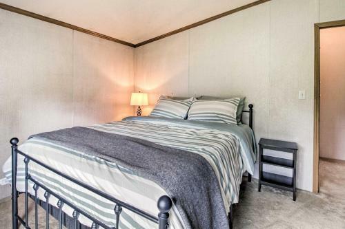 Quaint Pequot Home Less Than 1 Mi From Lake Access!