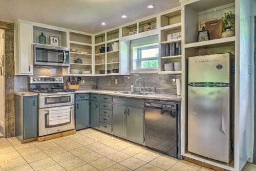Quiet Country Home In Ava With Chic Interior!