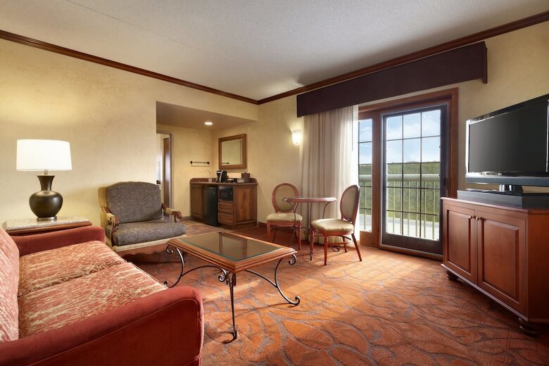 Hotel Chateau On The Lake Resort Spa