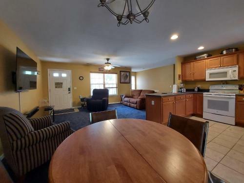 Blue Bird Hill - Excellent Location - Middle Of Branson - Huge Deck - So Good!