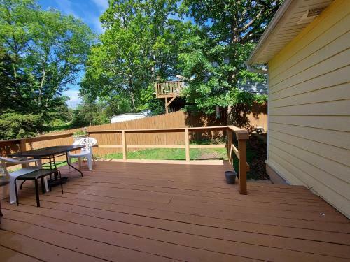Blue Bird Hill - Excellent Location - Middle Of Branson - Huge Deck - So Good!