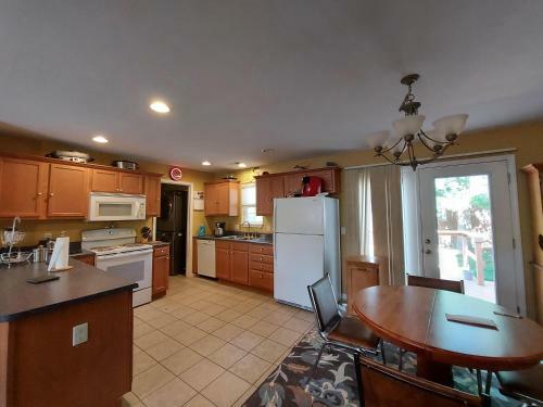 Blue Bird Hill - Excellent Location - Middle Of Branson - Huge Deck - So Good!