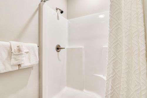 View Topia - Sleeps 19 Home