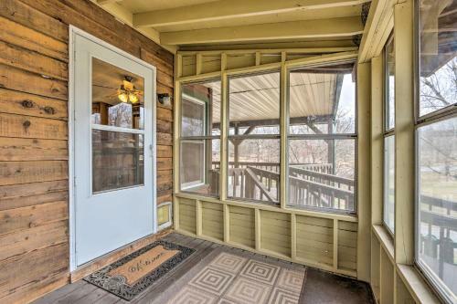 Family Apartment With Fireplace And Front Porch!