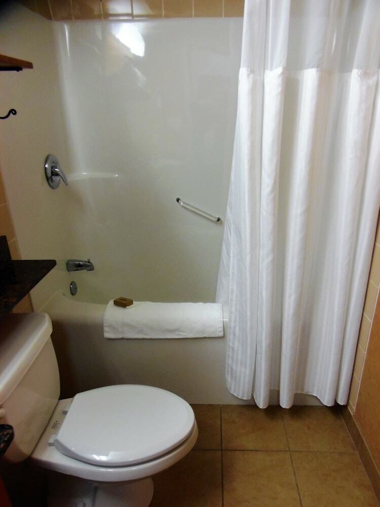 Hotel Rosslyn Inn & Suites