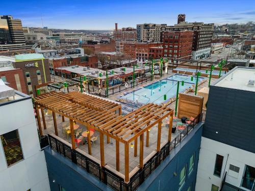 Upscale 2 Bedroom Stay With Rooftop Pool And Hot Tub! 402