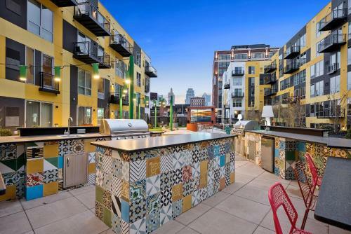 Upscale 2 Bedroom Stay With Rooftop Pool And Hot Tub! 402