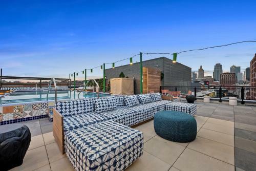 Upscale 2 Bedroom Stay With Rooftop Pool And Hot Tub! 402