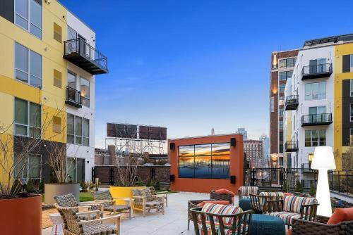 Upscale 2 Bedroom Stay With Rooftop Pool And Hot Tub! 402