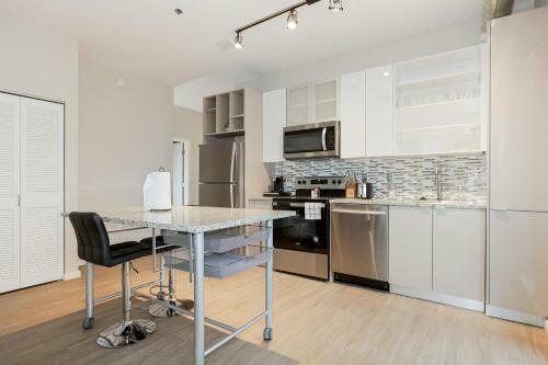 Upscale 2 Bedroom Stay With Rooftop Pool And Hot Tub! 402