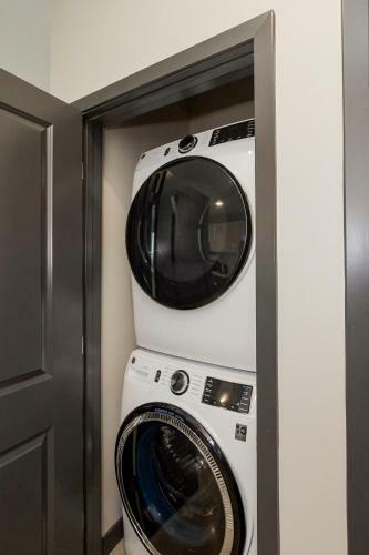 Beautiful Spacious 3 Bed Condominium 608