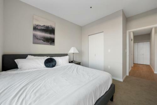 Beautiful 2 Bedroom Oasis Steps From Night Life 355