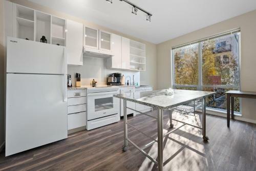 Upscale Stay With Amenities Galore 348
