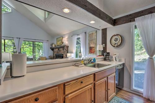 Updated Osage Beach Cottage With Resort Perks!
