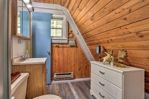 Lakefront Rocky Mount Cabin With Dock And Kayaks!