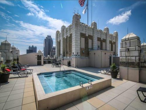 Spacious Condo With Great Sky Roof By Cozysuites