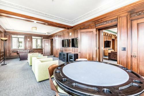 Spacious Condo With Great Sky Roof By Cozysuites