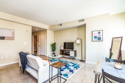 Spacious Condo With Great Sky Roof By Cozysuites