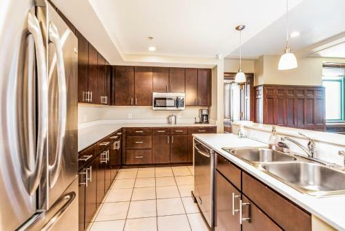 Spacious Condo With Great Sky Roof By Cozysuites