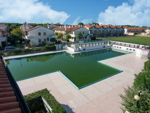 Charming Holiday Home In Rosolina With Communal Pool