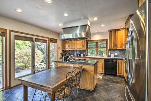 Large Home With Patio And Yard, 2 Mi To Downtown