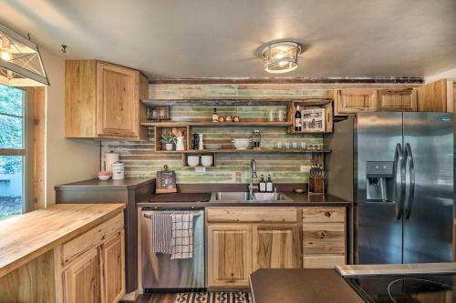 Cozy Abode With Views - 2 Mi To Teakettle River!