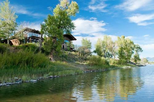 Stunning Home, Right On The Yellowstone River