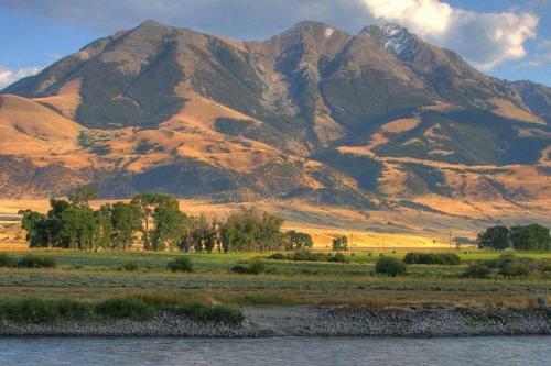 Stunning Home, Right On The Yellowstone River