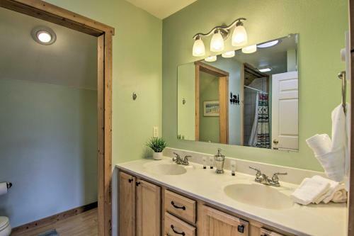 Airy Emigrant Townhome With Sweeping Mtn Views!