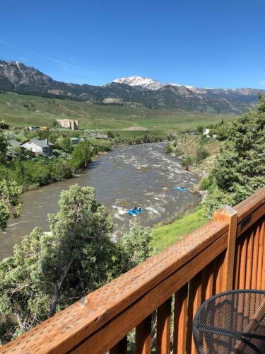 Hotel Yellowstone Riverside Cottages