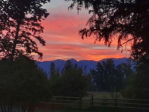 Apartamento Swan Mountain View-private Basement Suite/10 Acres