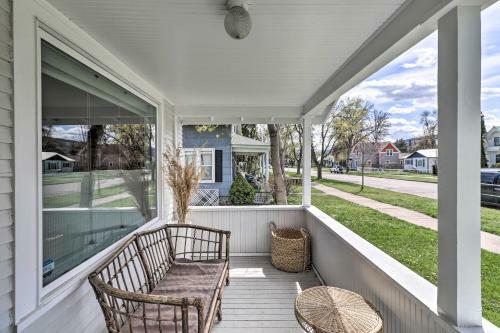 Luxe Glacier Getaway Walk To Downtown Kalispell!