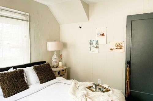 Luxe Glacier Getaway Walk To Downtown Kalispell!