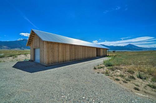 Secluded Paradise Valley Retreat With Stunning Views