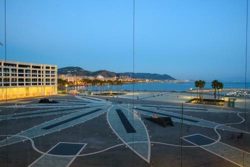 Apartamento Mareluna Crescent - Luxury Seafront Experience