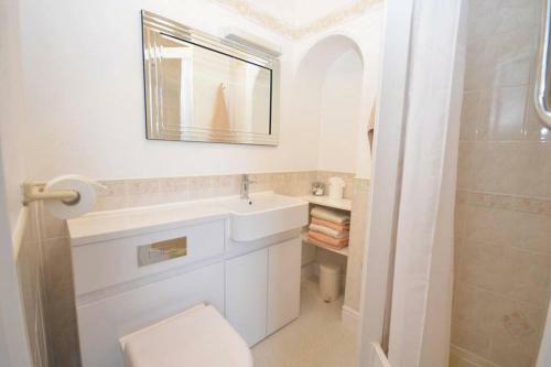 Westfield House - Characterful 7 Bedroom Townhouse