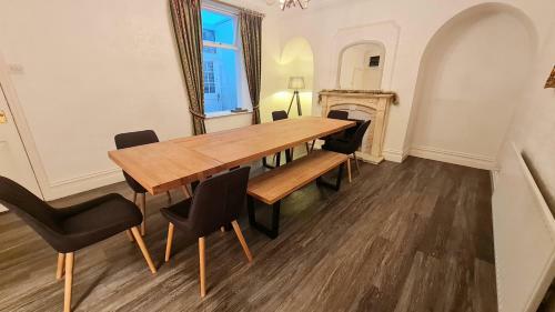 Westfield House - Characterful 7 Bedroom Townhouse