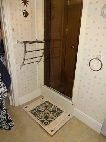 Victorian Gate House Own Bathroom