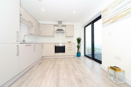 Luxury 3 Bed Apartment- Large Balcony With Seaviews