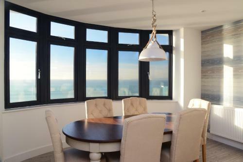Luxury 3 Bed Apartment- Large Balcony With Seaviews